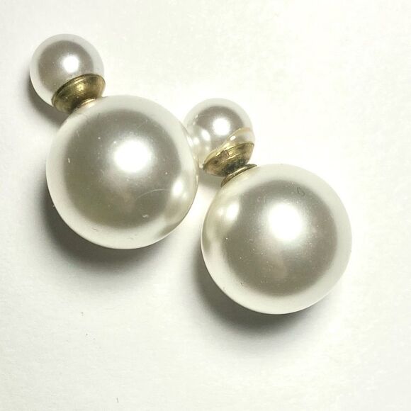 Jewelry - Faux pearl two-way earrings